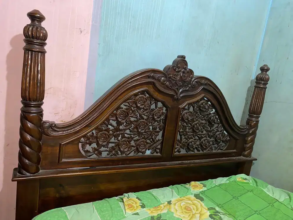 Dipan kayu jati ukir