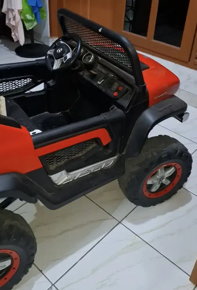 Mobil aki Mercedes Unimog 4WD