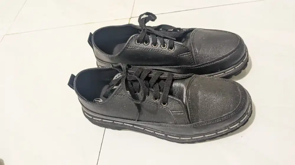 sepatu docmart size 42 sekali pakai