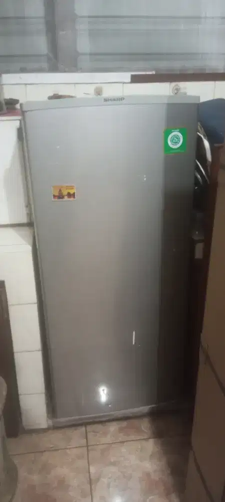 Frezer Sharp kondisi siap pakai