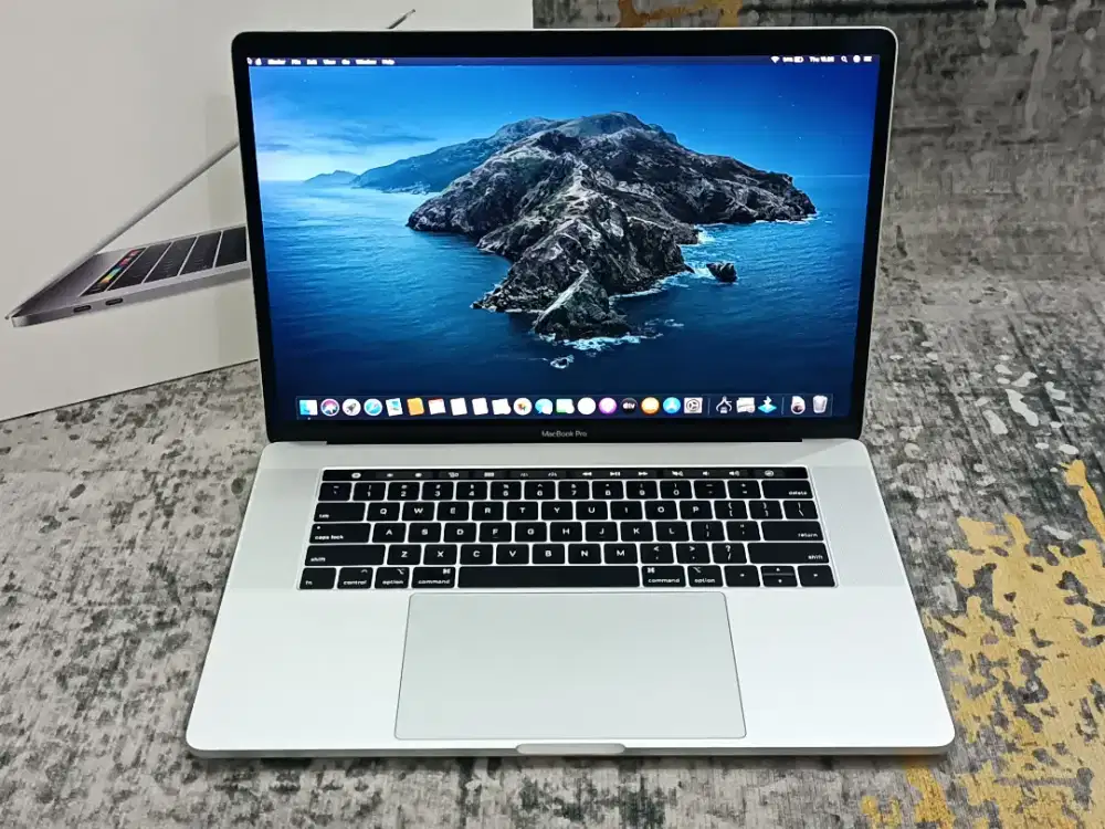 MacBook Pro TouchBar 15 2018 Core i7 16GB 256GB AMD Radeon Pro 555 4GB