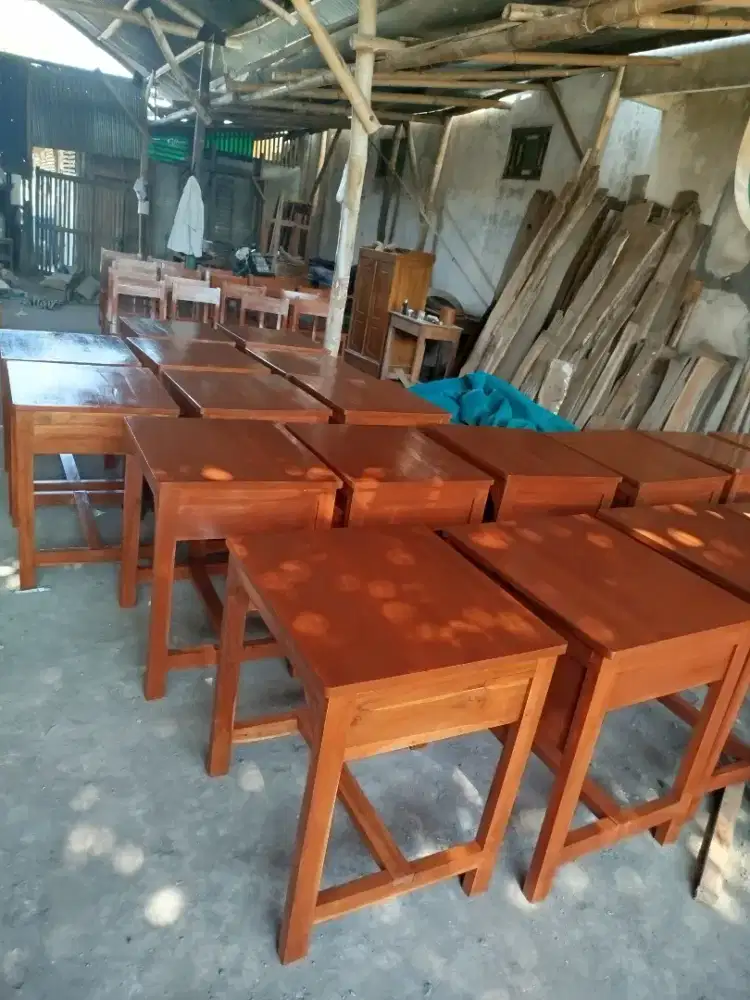 Pengrajin meja kursi siswa,kayu jati