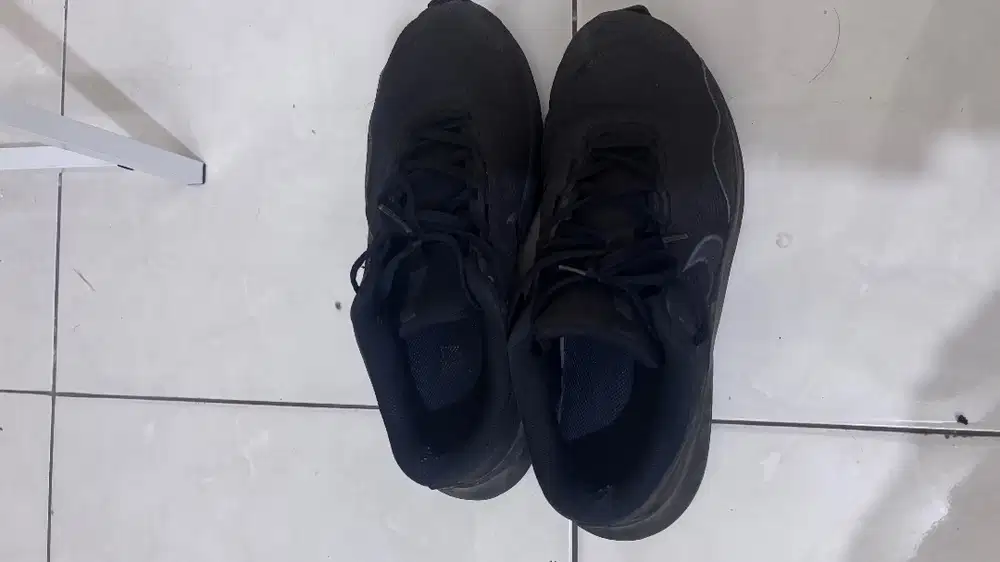 Sepatu nike essensial