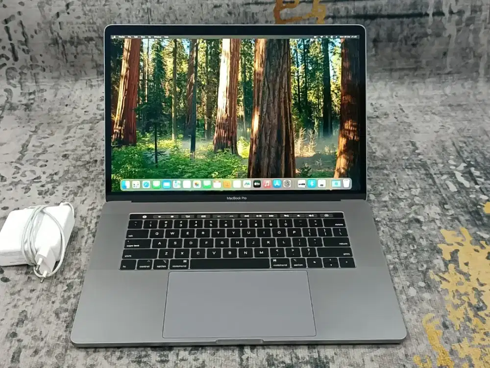 MacBook Pro TouchBar 15 2017 Core i7 16GB 512GB AMD Radeon Pro 560 4GB