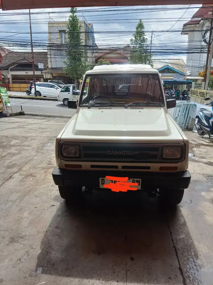 Jeep taft rocky warna putih 1989