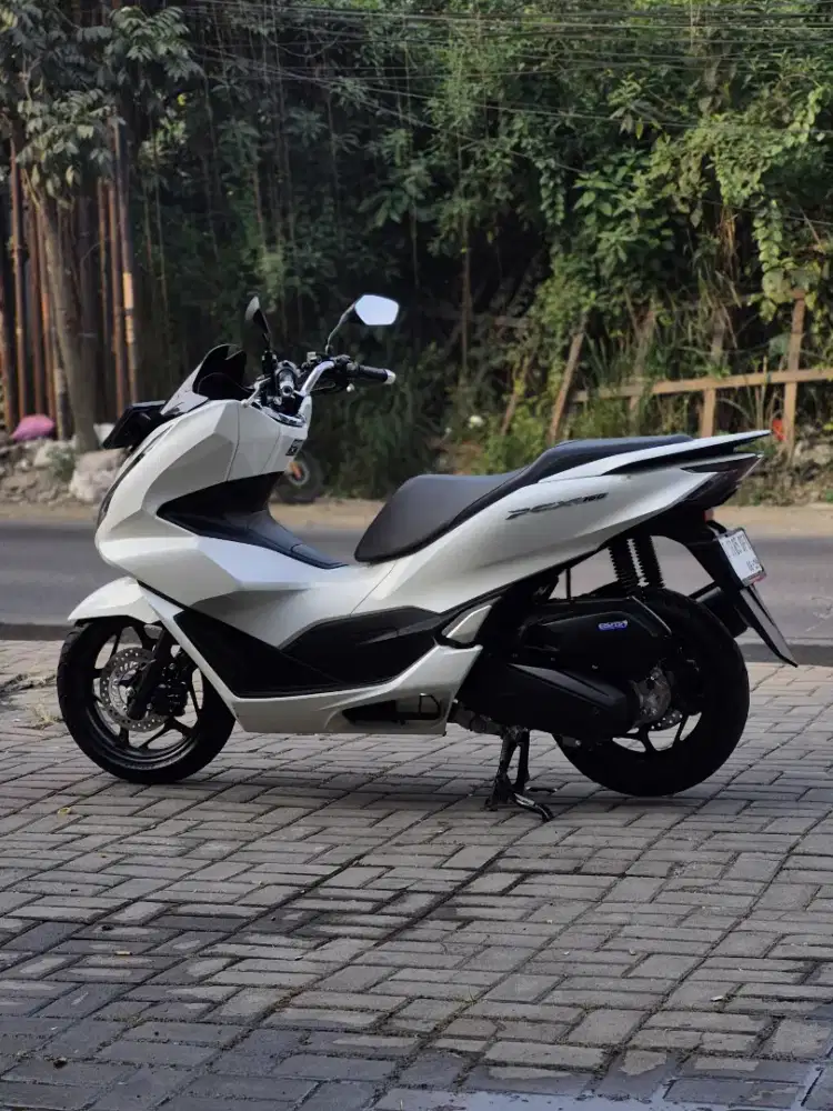 Dijual Honda PCX 160 CBS Tahun 2024 warna putih, siap pakai