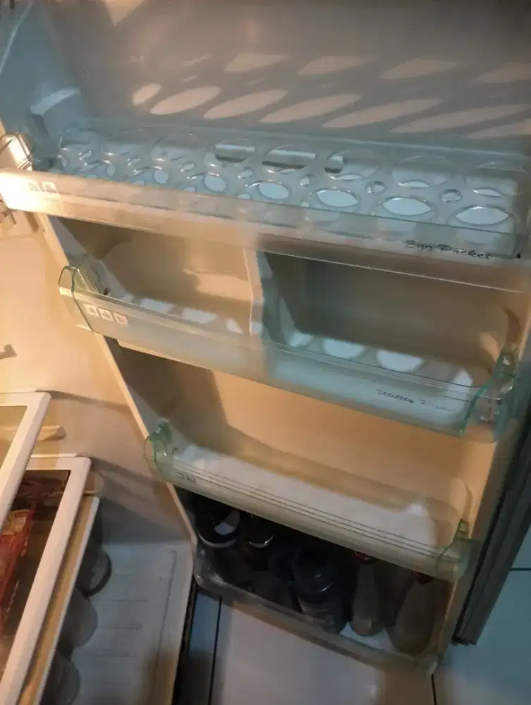Kulkas Polytron 2 pintu tinggi besar