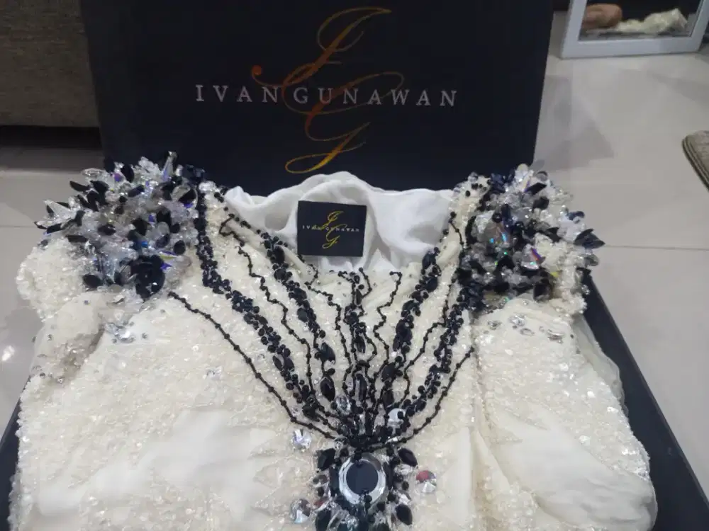 Baju kaftan wanita merek Desainer Ivan Gunawan