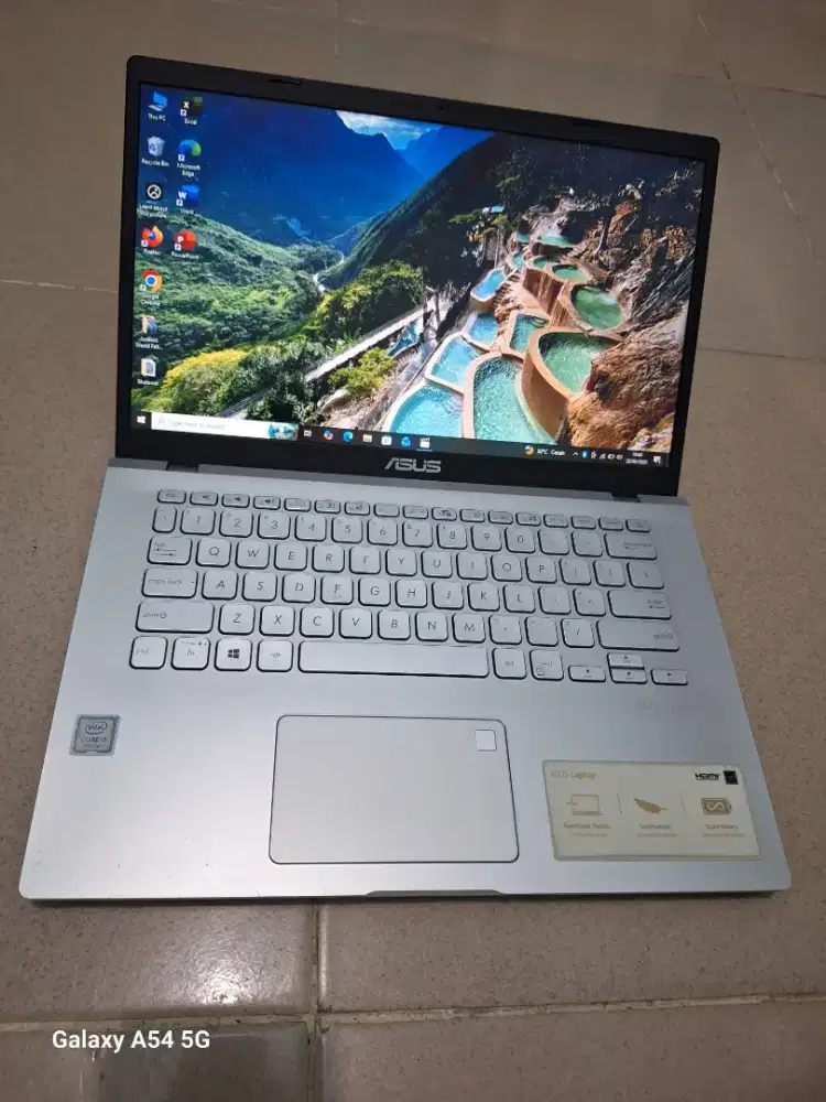 Bismillah di jual laptop asus vivobook core i3 siap pakai baterai 4jam