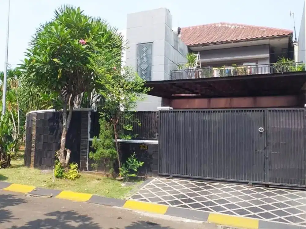 Rumah hook 2 lantai 4+2 kamar ada kolam renang hadap selatan
