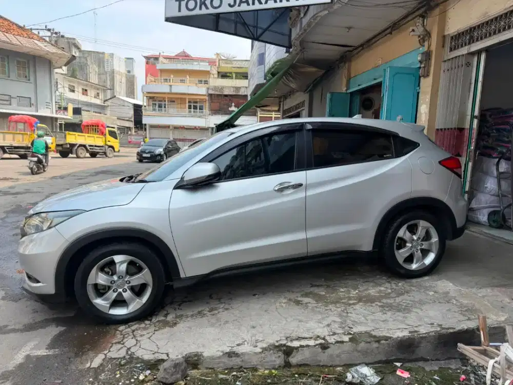 Mobil honda hr-v  E .