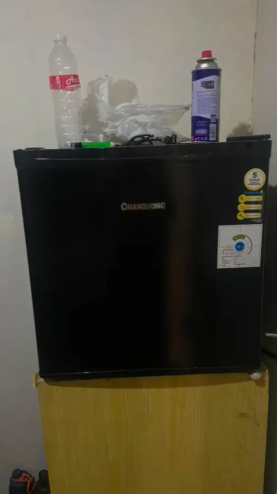KULKAS PORTABLE CHANGHONG CBC-50 / CBC 50
LEMARI ES MINI BAR 50 LITER