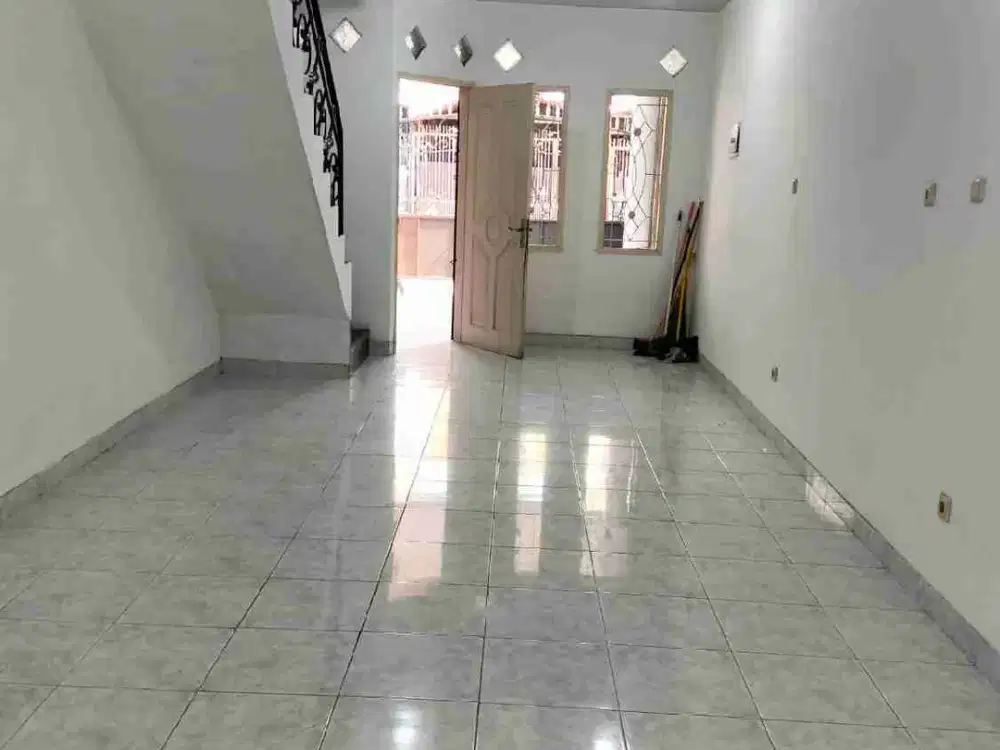 Dijual Cepat Rumah 2 Lantai di Taman Palem Lestari