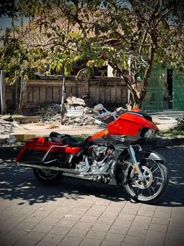 HARLEY DAVIDSON ROAD-GLIDE CVO 2018 ORANGE LAVA/ BLACK ALLOY
