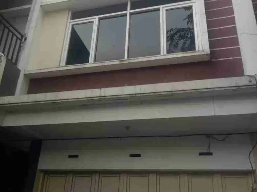 Ruko 2 lantai  cocok untuk kantor dan tempat usaha dengan lokasi strategis dan akses jalan ramai