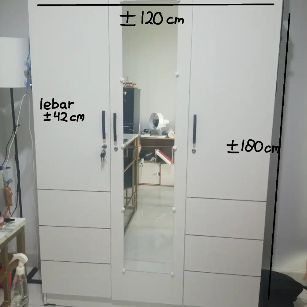 Lemari 3 pintu ada kaca