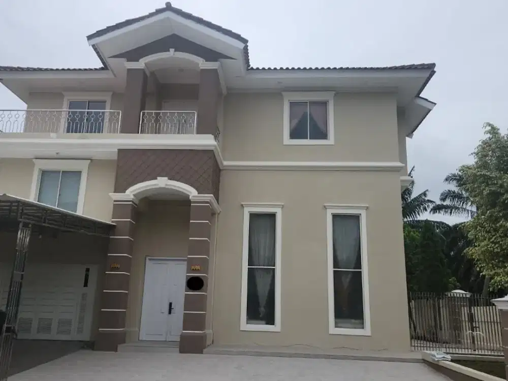 Rumah Hook 3 Lantai 6+1 Kamar Utara Kolam Renang di Beverly Golf