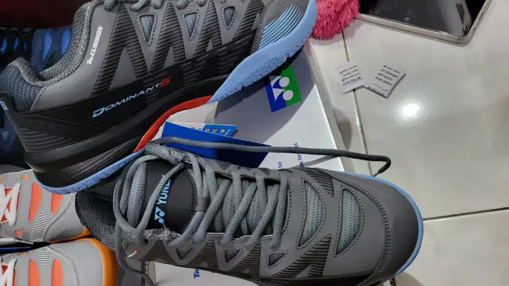 Sepatu badminthon merk Yonex original size 44 baru gress