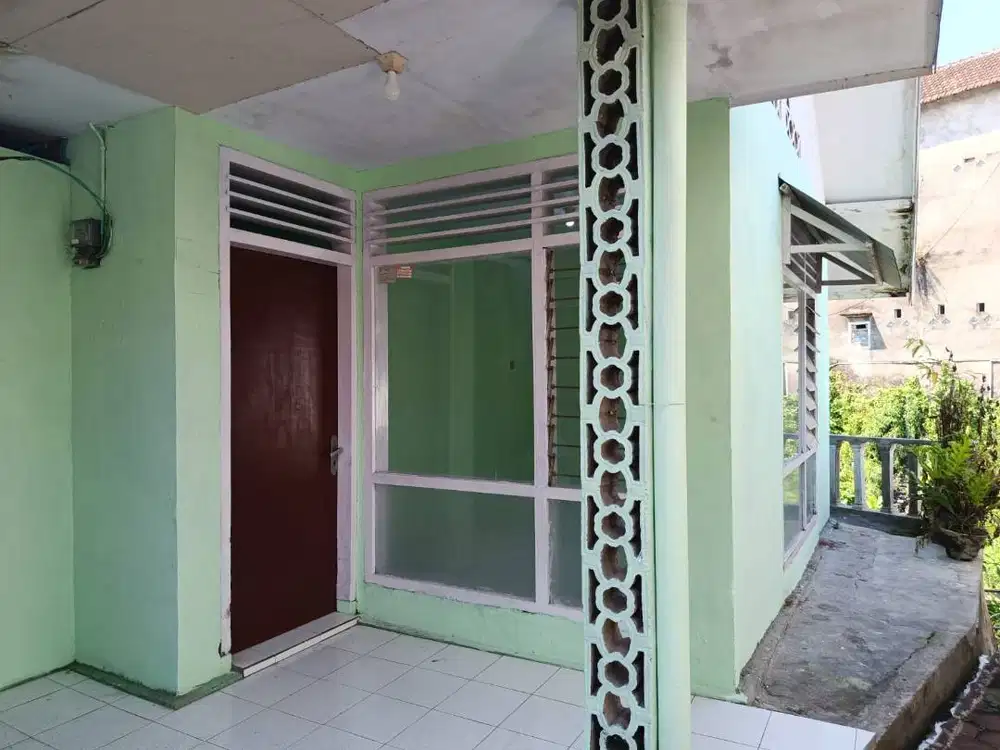 RUMAH DIKONTRAKAN TAHUNAN DEKAT DENGAN KAMPUS UNED SEKITAR 10 MENIT