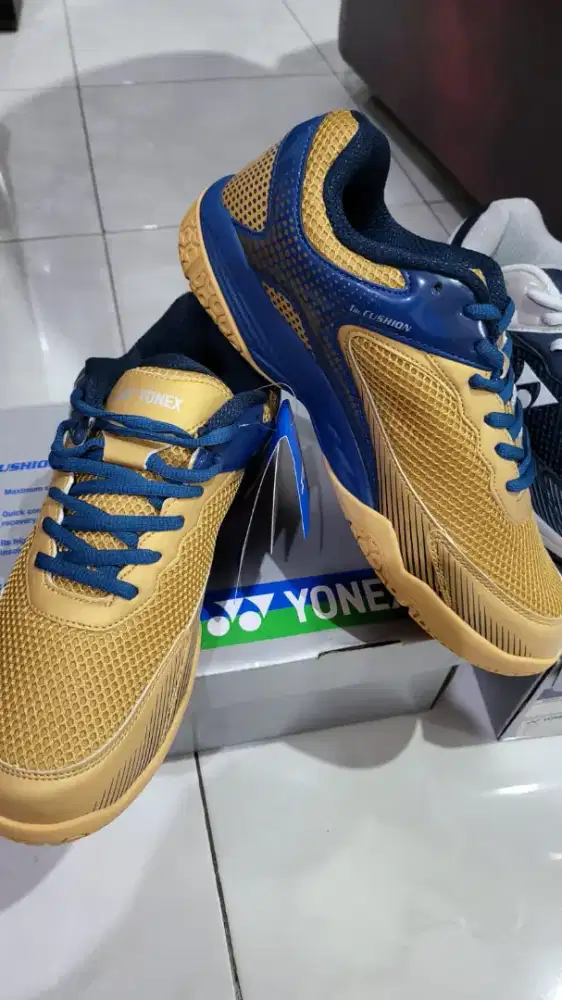 Sepatu bulutangkis merk Yonex original size 43