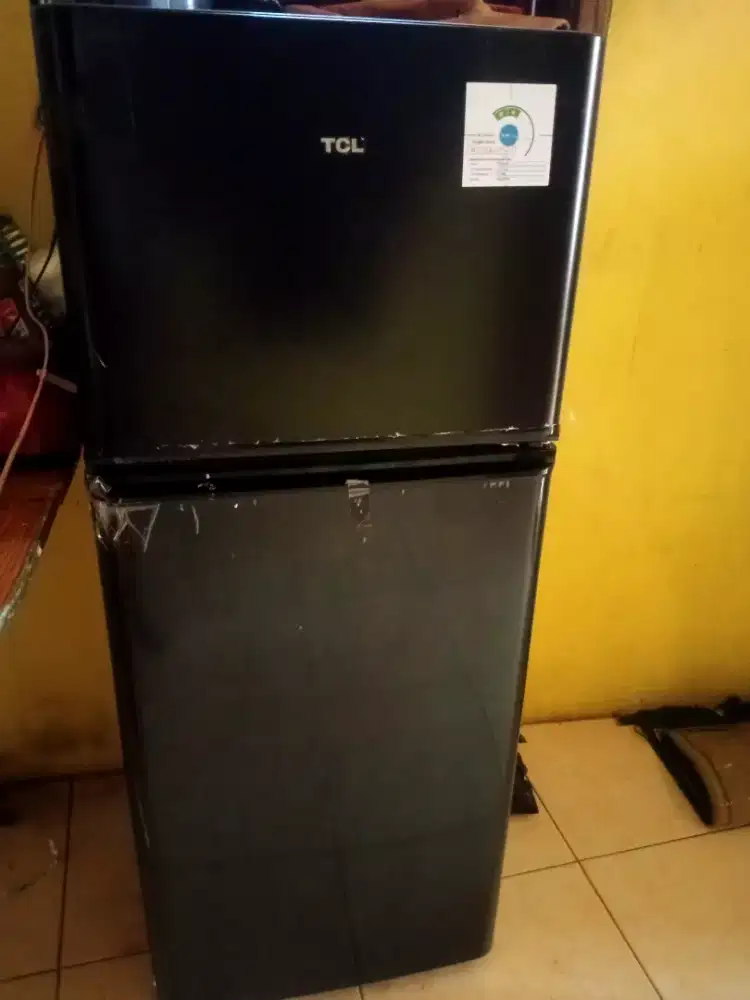 Kulkas 2 pintu merk tcl bekas sebulan pakai lengkap dengan garansi