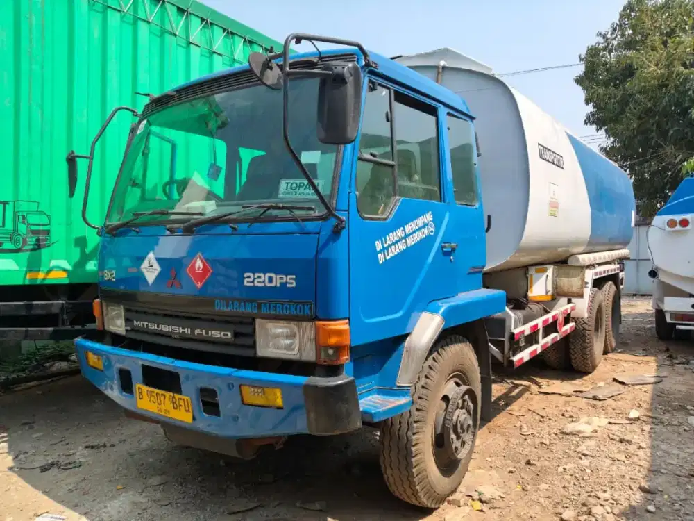 Mitsubishi fuso 220ps trontontangki 6x2  tahun 2014