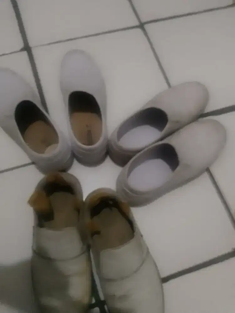 Sepatu pantofel putih
