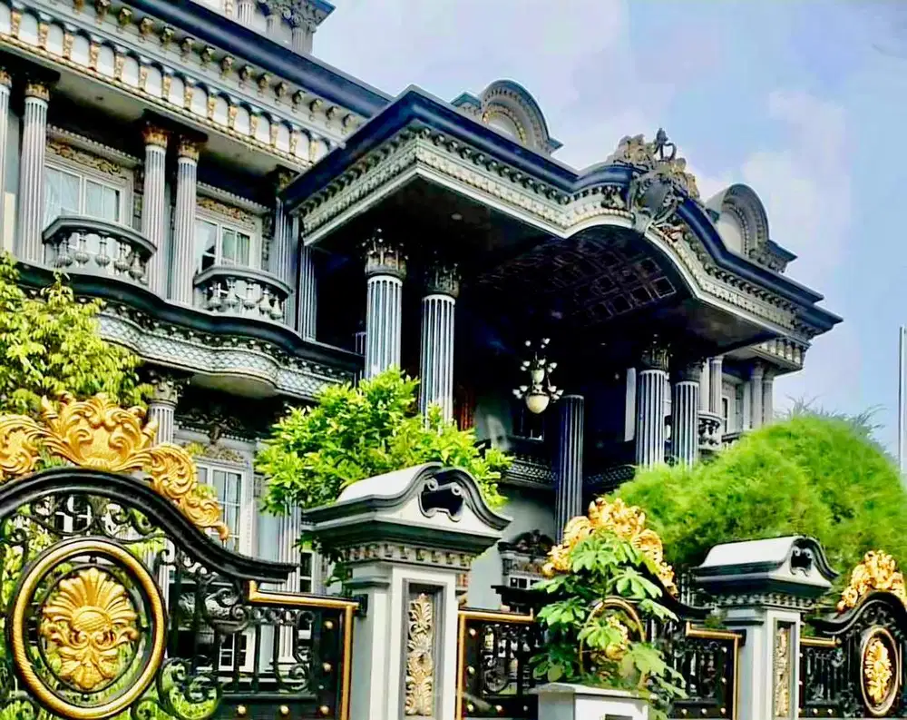 Di jual rumah sultan 3 lantai dengan kolam renang di citra gran cibubu