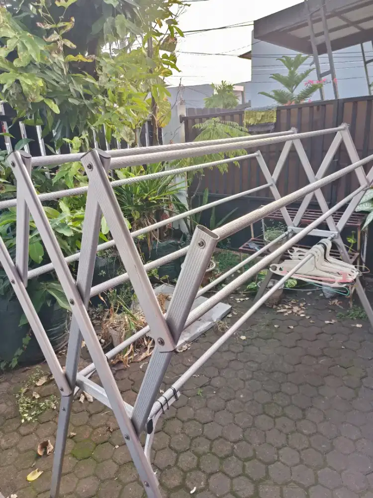 Jemuran baju aluminium tebal ada 9 palang
