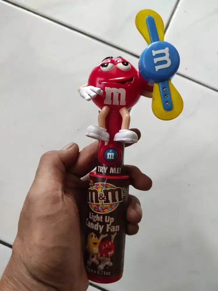 Mainan  Figure coklat permen m&m baling baling kondisi nyala