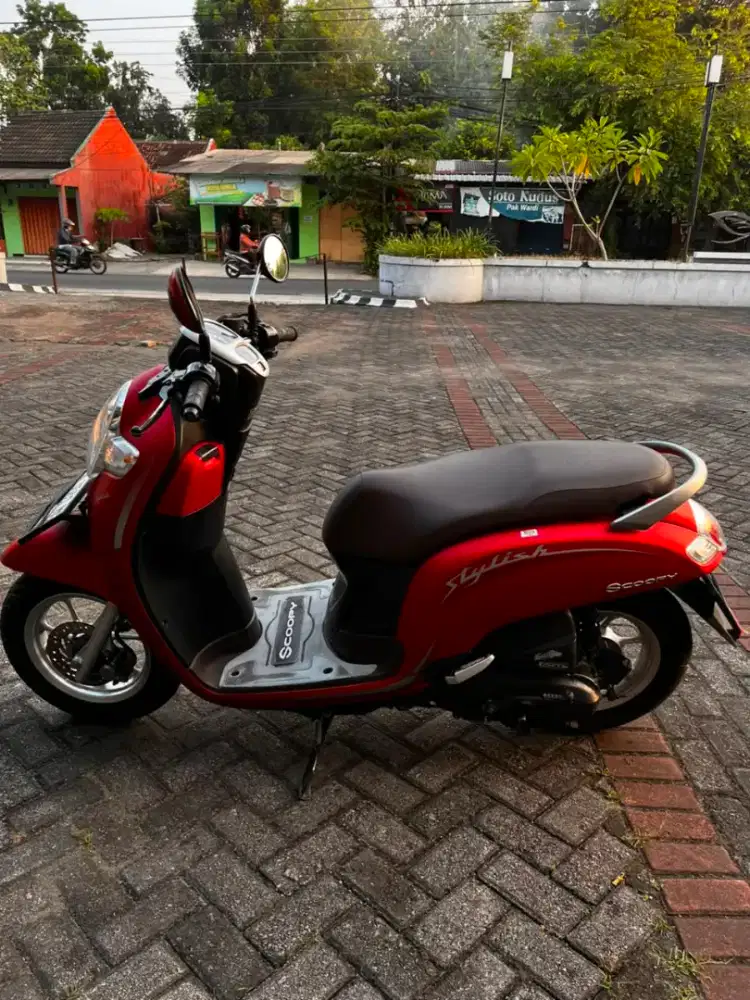 Scoopy 2020 merah maroon ( wanita )