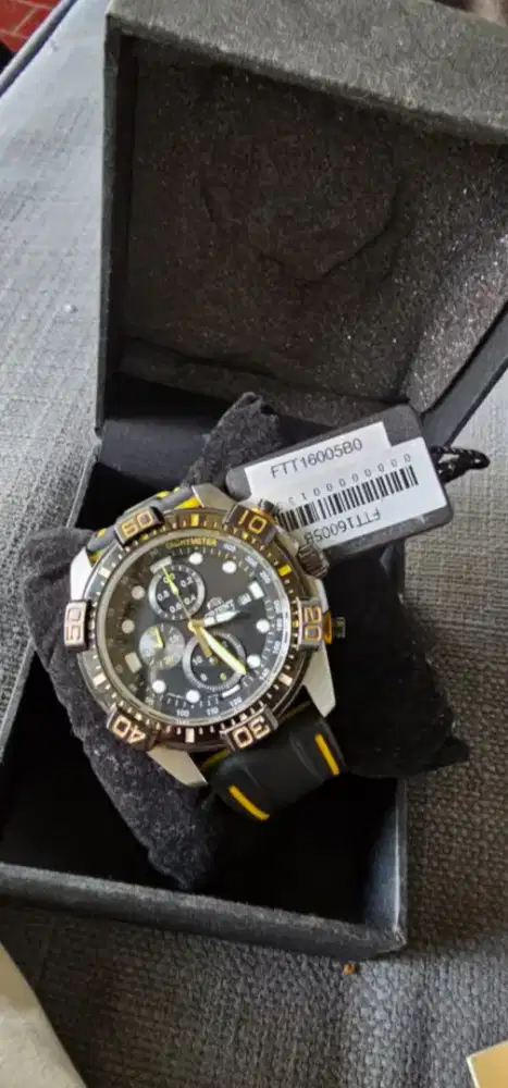 Di juaL jaM Tangan oRienT