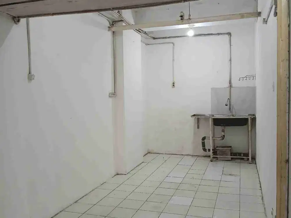 di sewakan toko/kios tower flamboyan hadap jalan lokasi apartmen bassura city jaktim