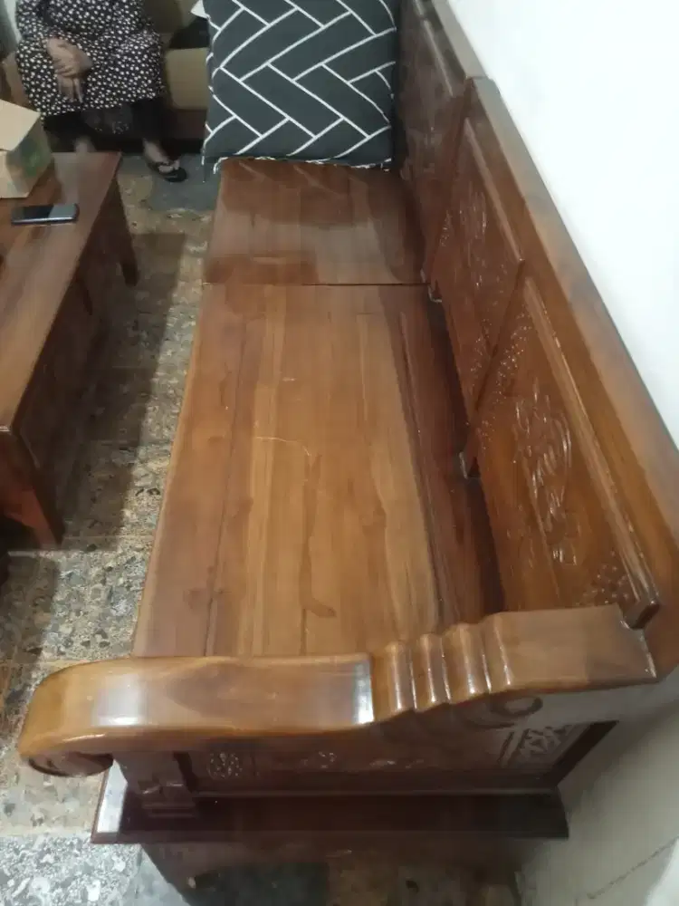 Jual kursi kayu ukir model L diplitur harga 2 jt..bisa nego