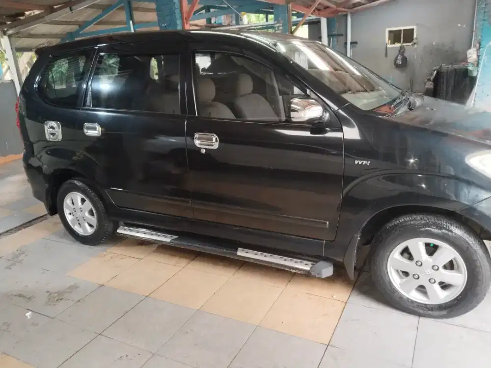 Toyota Avanza G Matic Hitam 2011