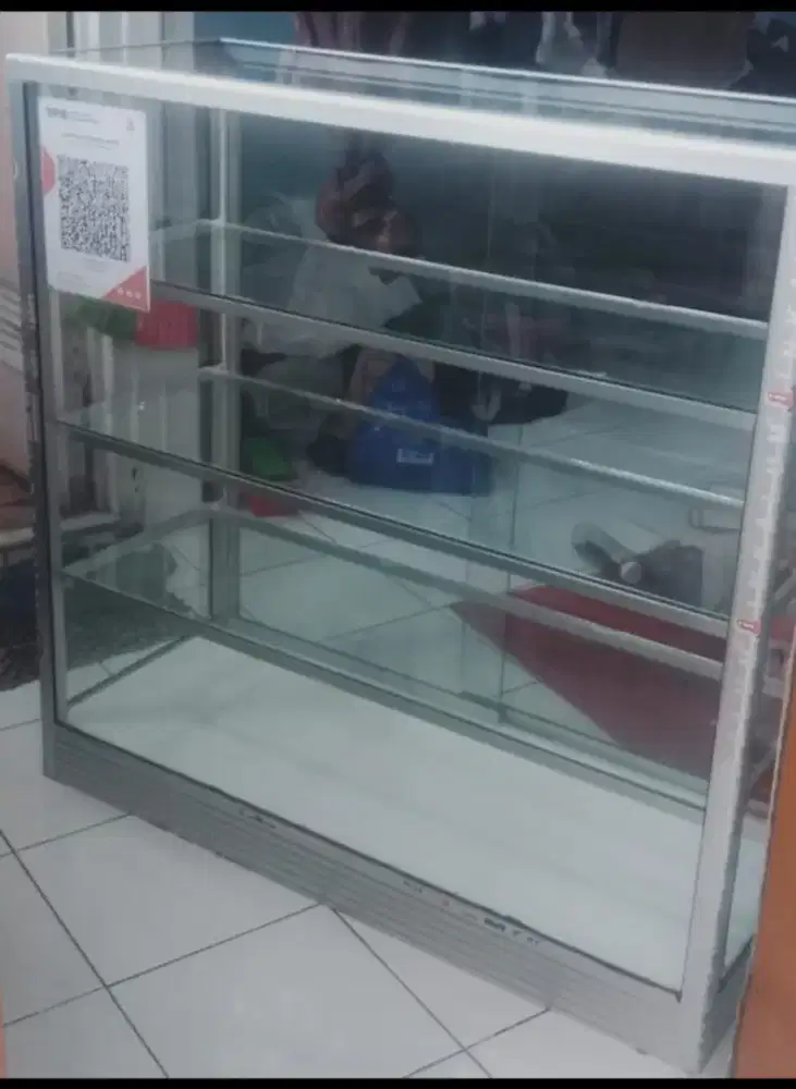 Etalase kaca ukuran 1 meter.