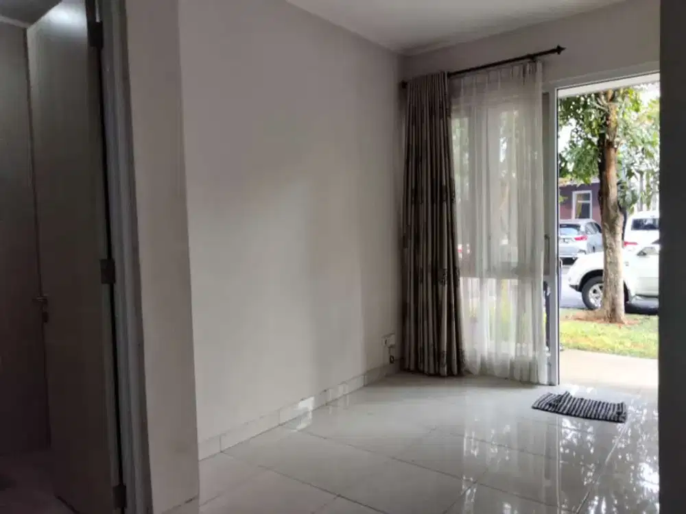 Disewakan Rumah Tinggal 2 lantai SEMI FURNISH  Cluster di FORESTA, BSD - 3+1 KT