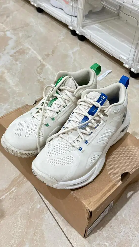 Sepatu Badminton / Tennis Yonex Power Cushion Graphite Throttle GT1
