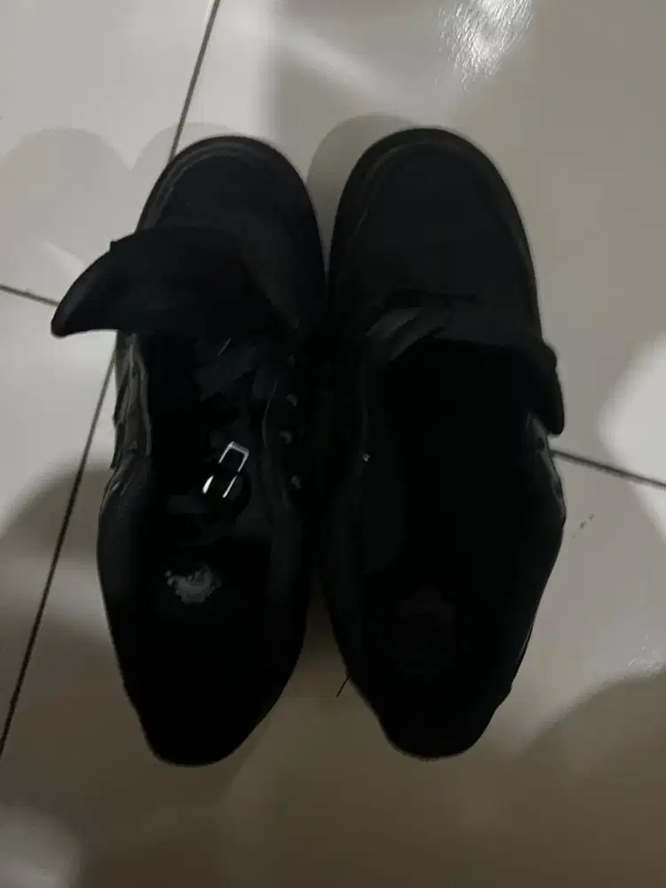 Jual sepatu bekas tapi baru pake beberapa kali