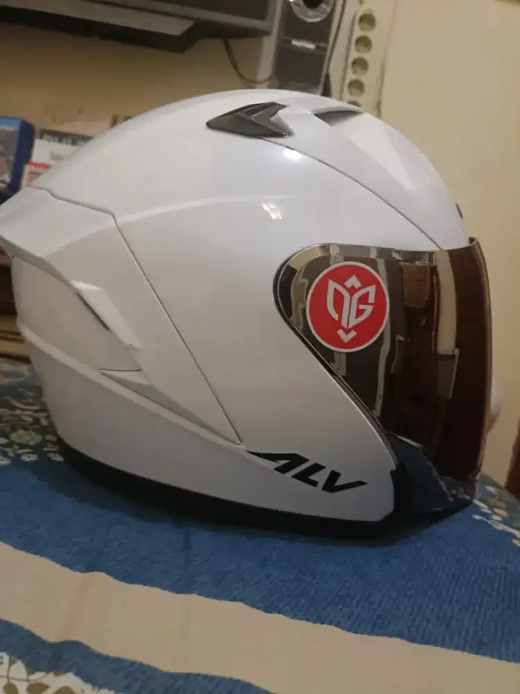 helm ALV warna putih