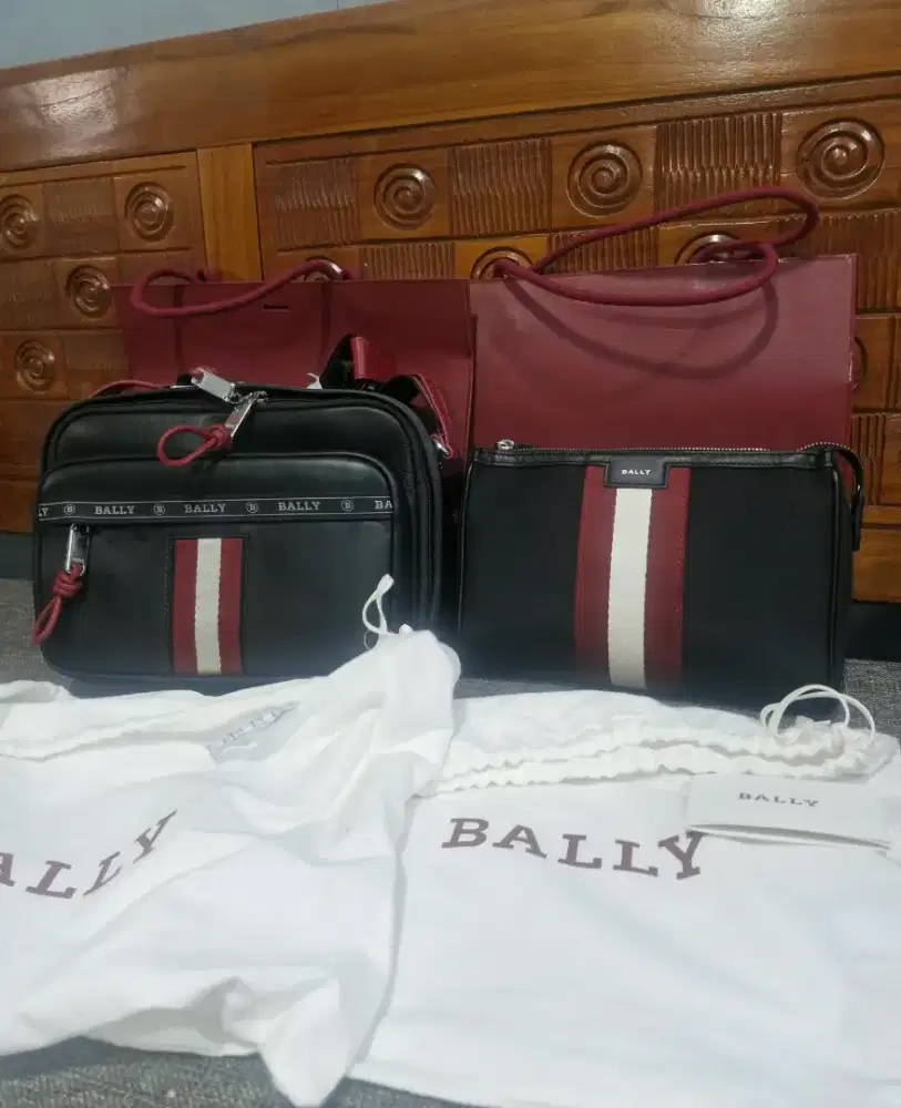 Khusus malam ini aja Jual sepaket tas bally bahan kulit sama nilon