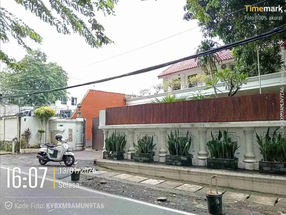 Dijual Rumah Mewah dan Luas di Tengah Kota Jakarta Selatan
