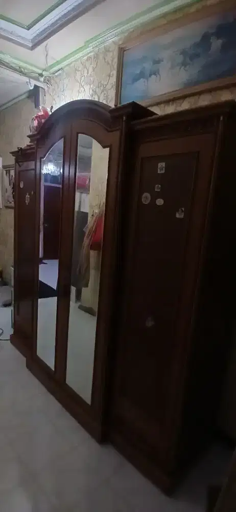 Lemari kayu 4 pintu