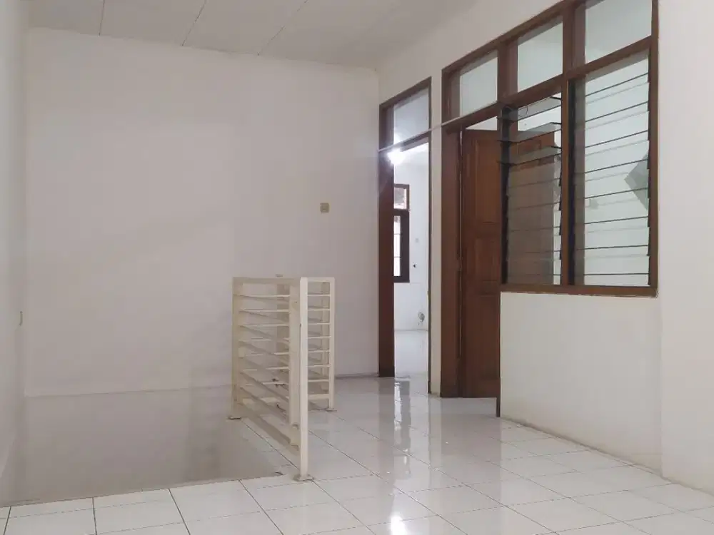 DISEWAKAN CEPAT RUMAH PONDOK INDAH 120M2 bisa untuk kantor ataupun tempat tinggal JAKARTA SELATAN