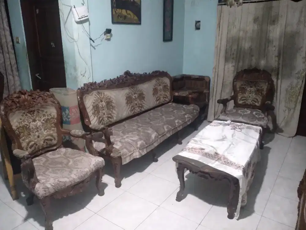 kursi meja jati tua dan lemari pajangan kayu