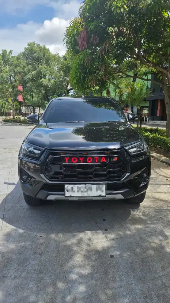 Toyota Hilux 2.4 V A/T 2025 hitam