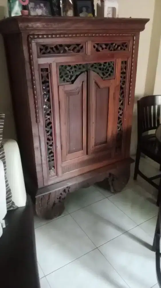 Lemari pajangan antik
