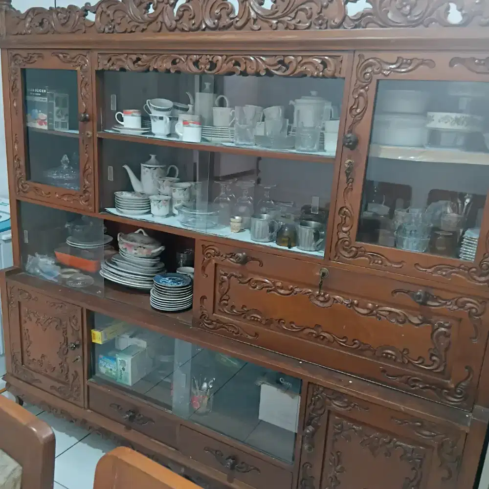 Dijual lemari hias jati ukir