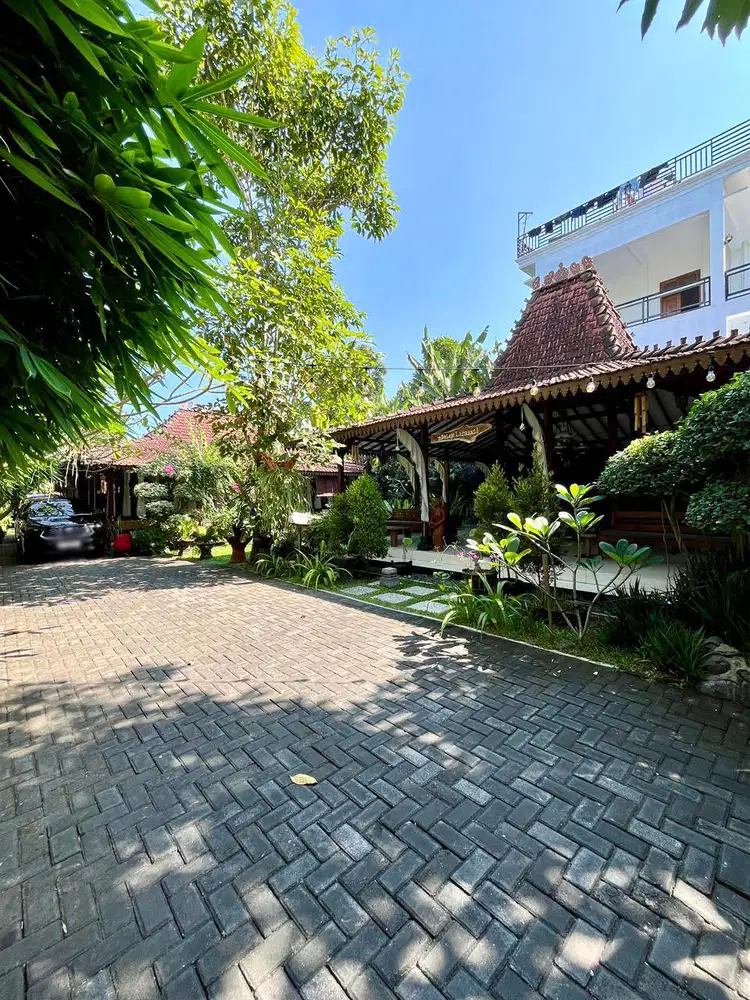 Villa Joglo Etnik dengan Taman Cantik di Guwosari