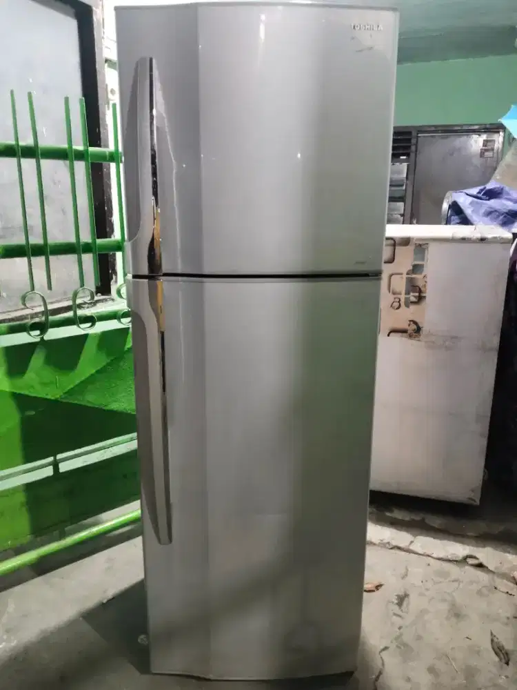 Kulkas  2pintu Toshiba jos jis istimewa